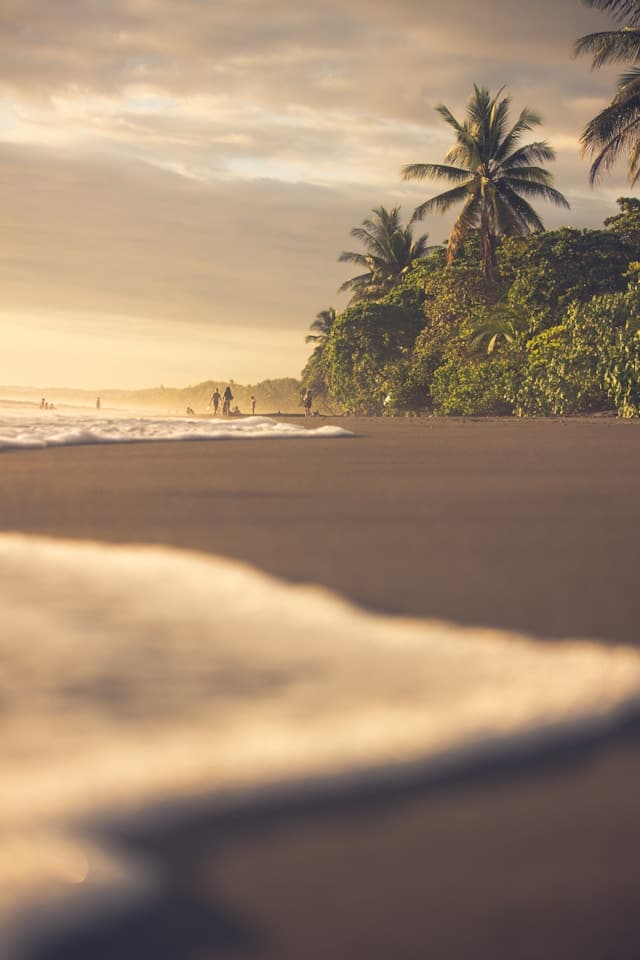 Playa al atardecer en Costa Rica